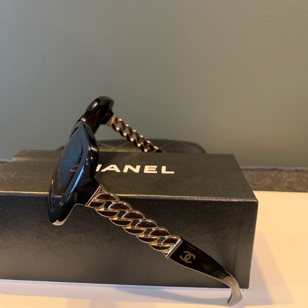 CHANEL Tortoise & Chain Link Women's Sunglasses - Picture 4 of 8
